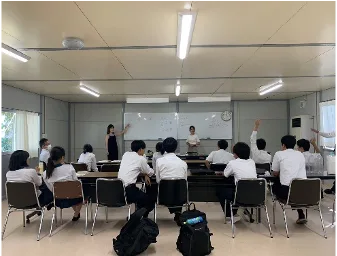 中高生と部活動で養蜂や採蜜体験