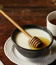 はちみつを飲み物に入れて楽しむ