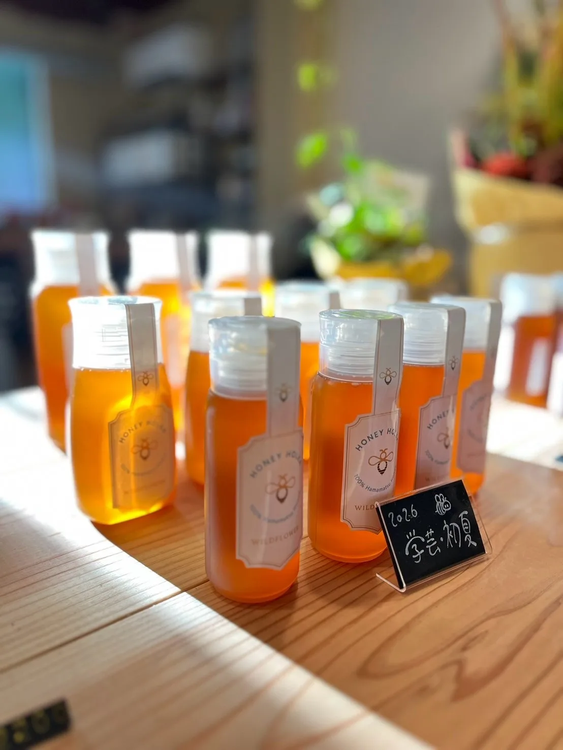 店頭に並ぶHONEY HOLKAの浜松産天然はちみつ